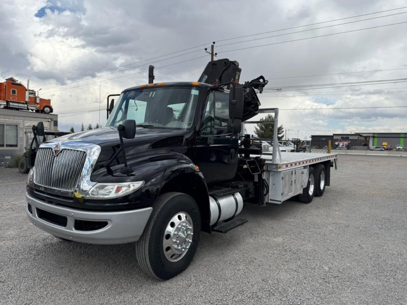 Camion con grúa articulada